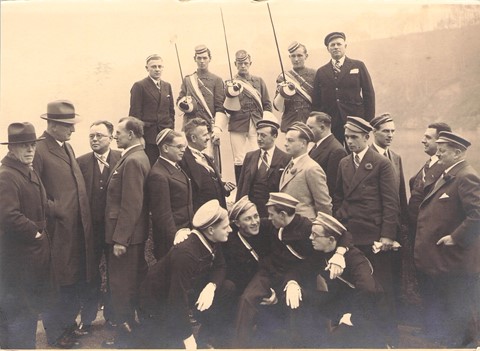 1933